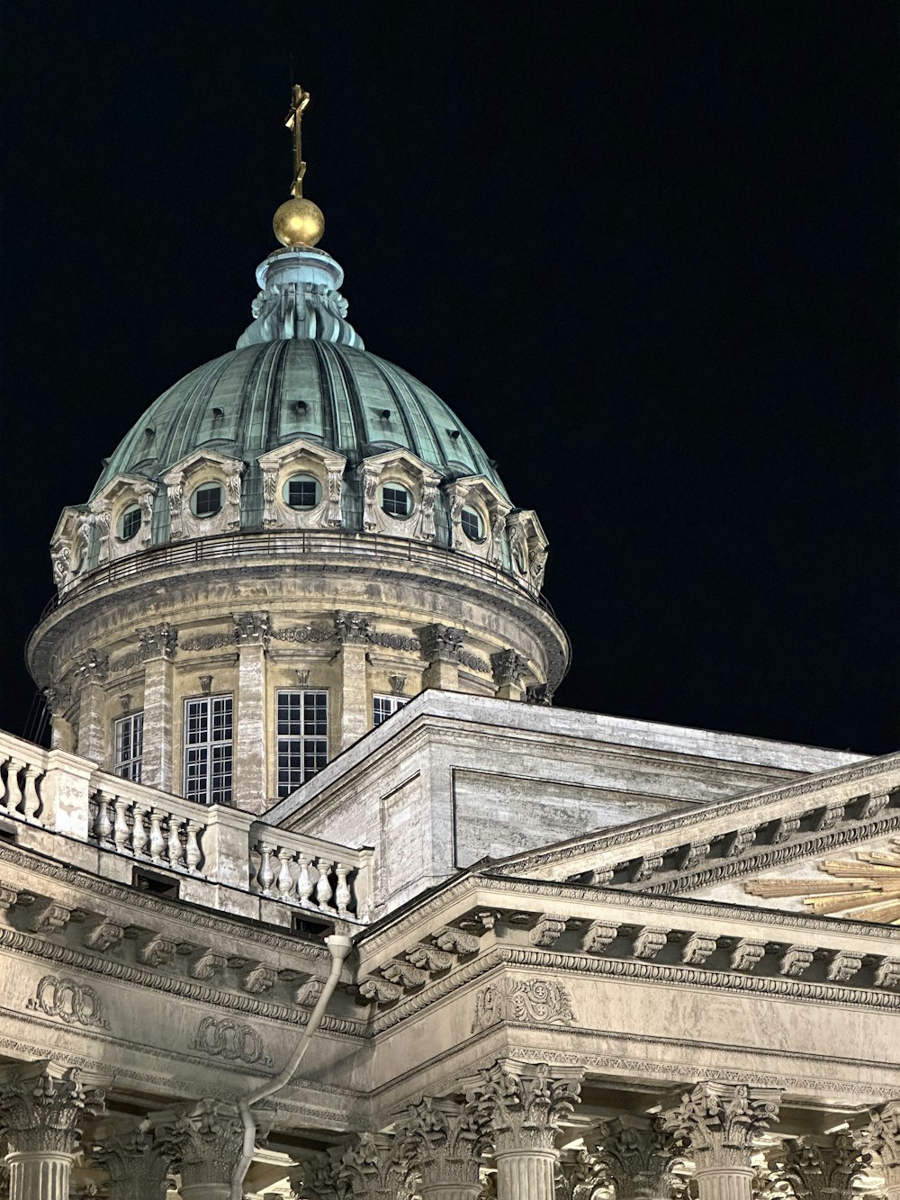 La cupola di un edificio con un orologio su di esso