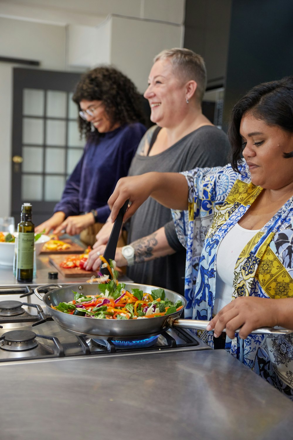 Un grupo de personas preparando comida en una cocina