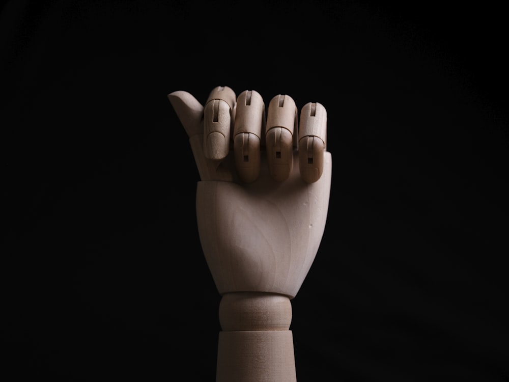 5本の指を持つ手の木の彫刻
