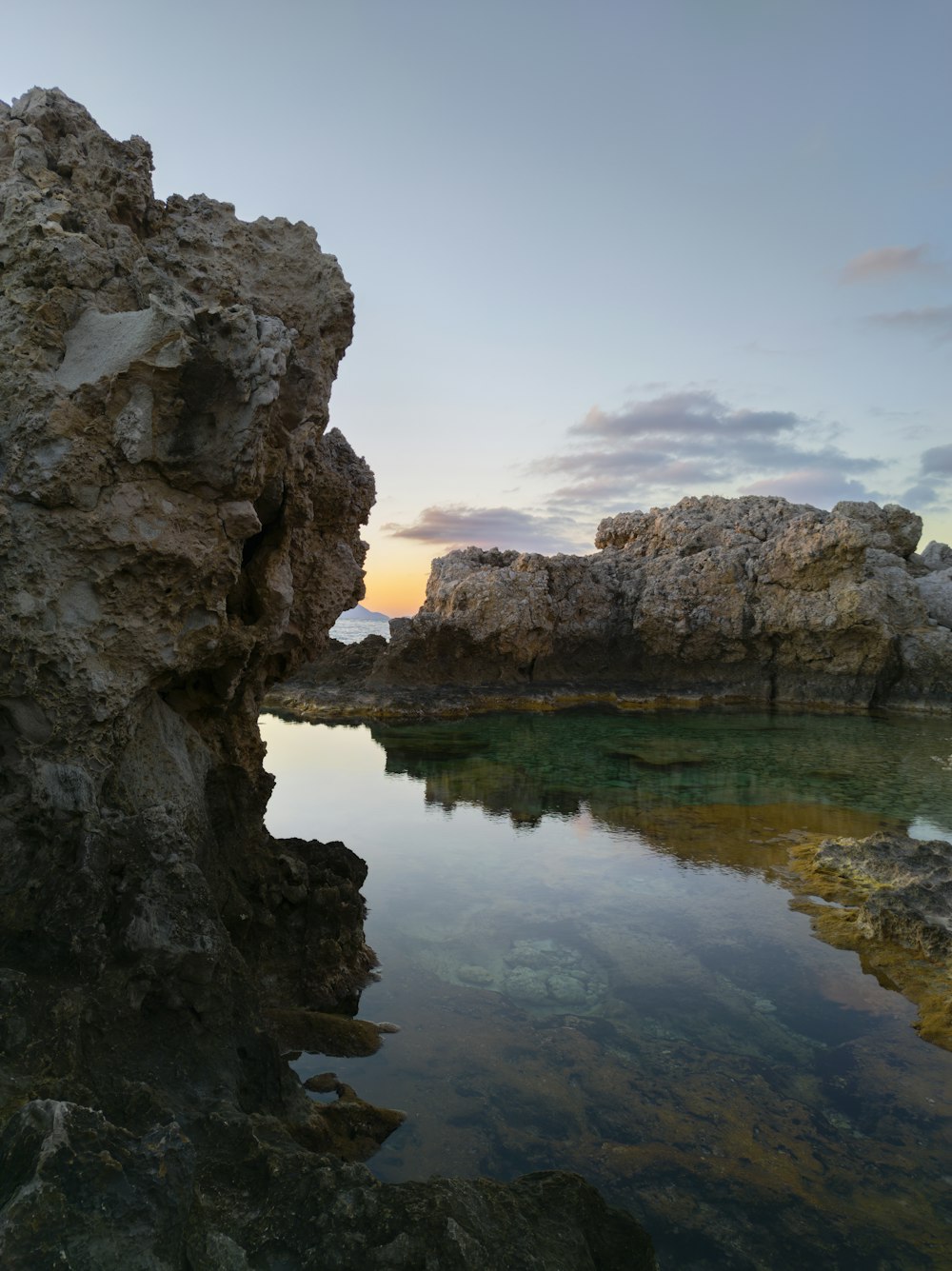 un cuerpo de agua rodeado de grandes rocas