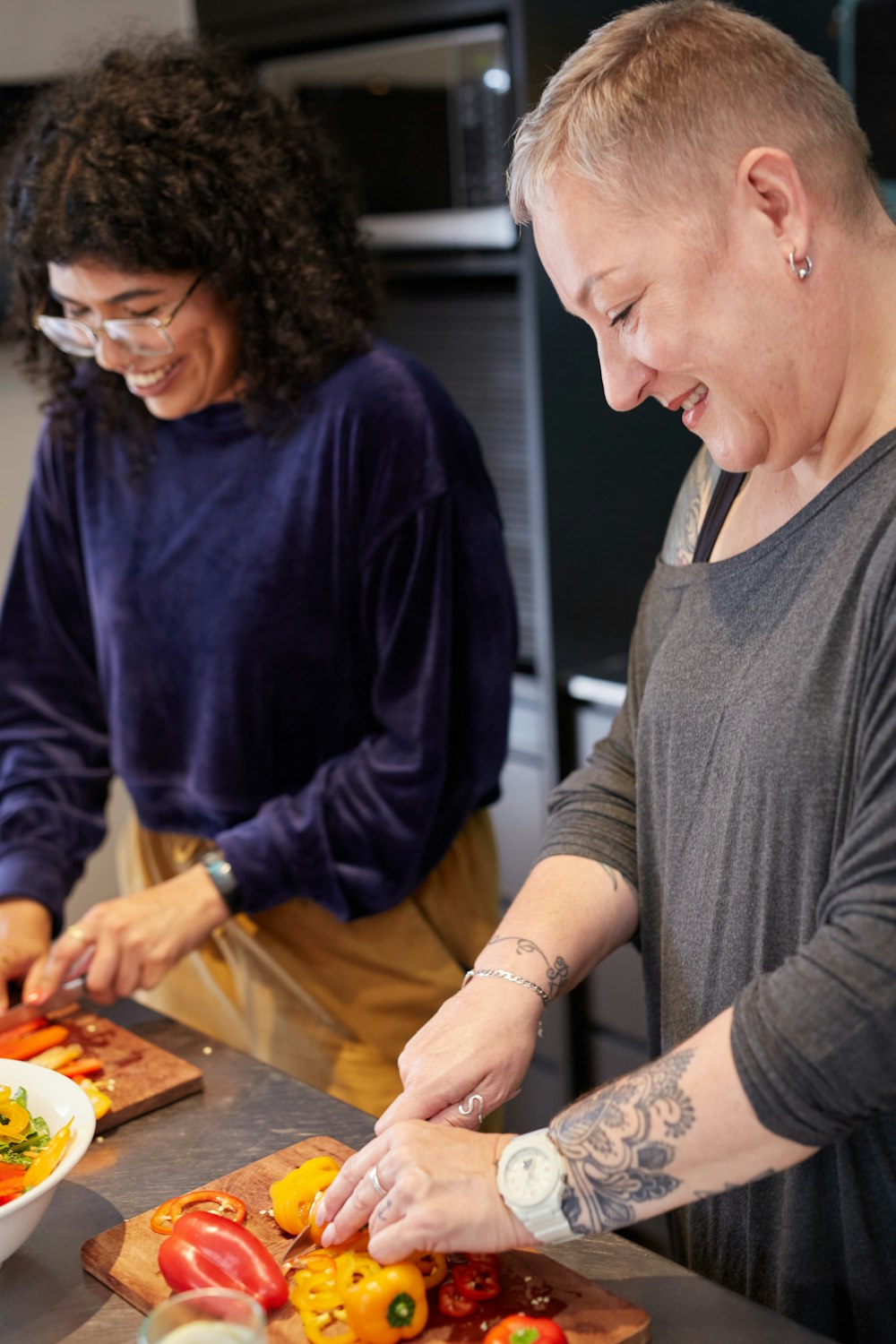 Un hombre y una mujer preparando comida en una cocina