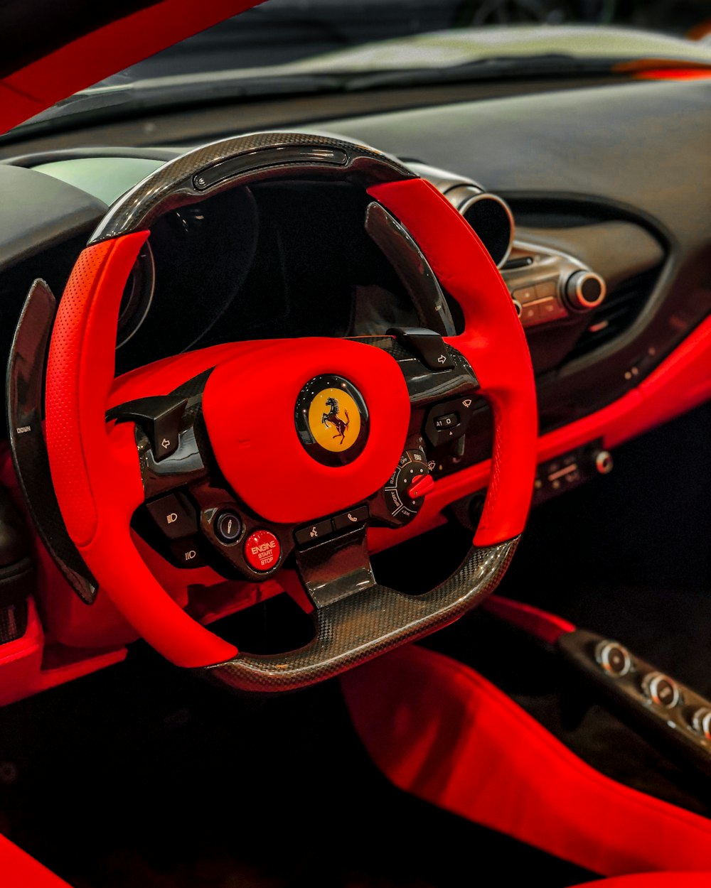 o interior de um carro esportivo vermelho e preto