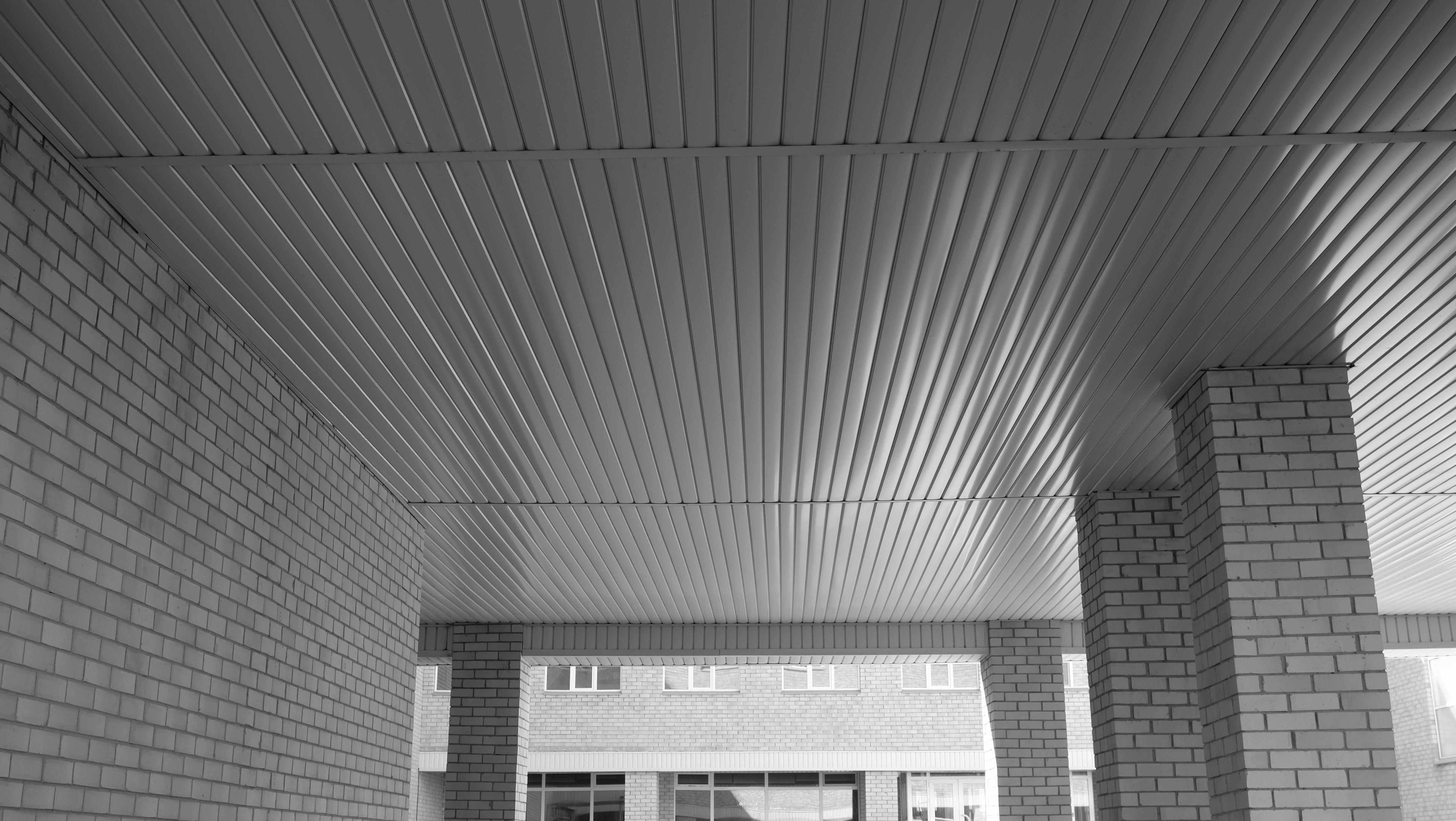 a black and white photo of a building