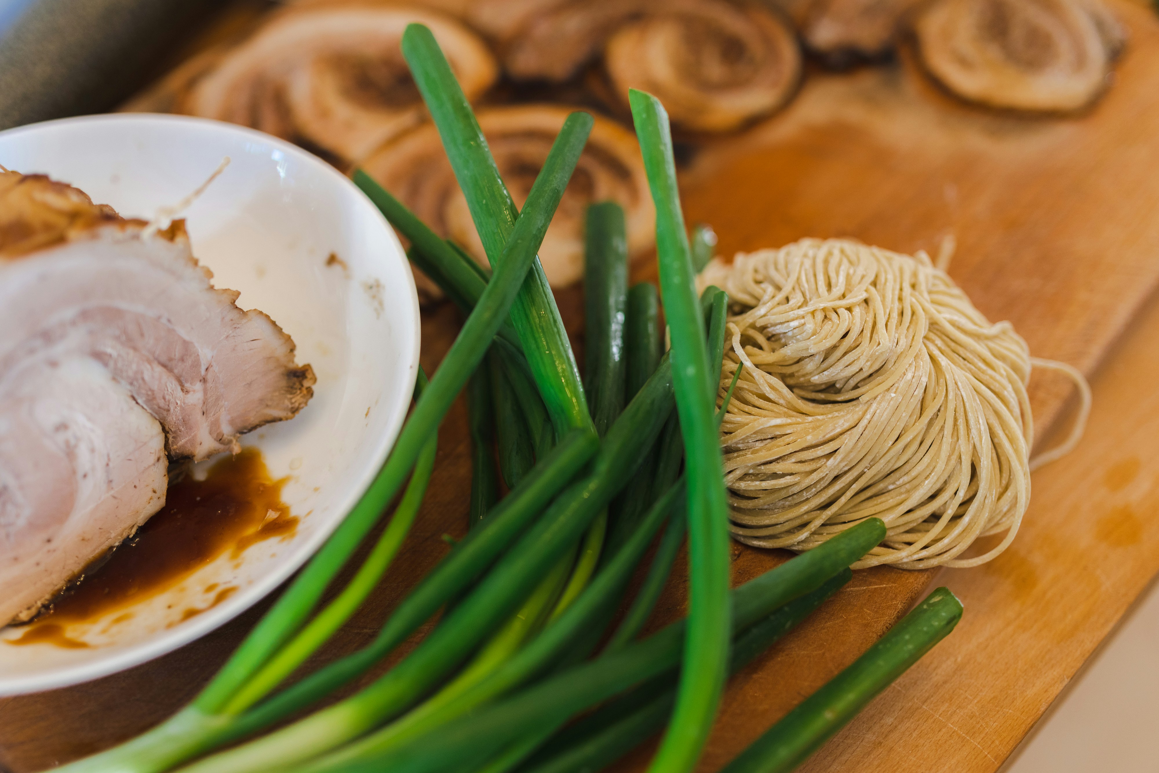 Makaron Ramen ze Szczypiorkiem i Chrupkami Czosnkowymi