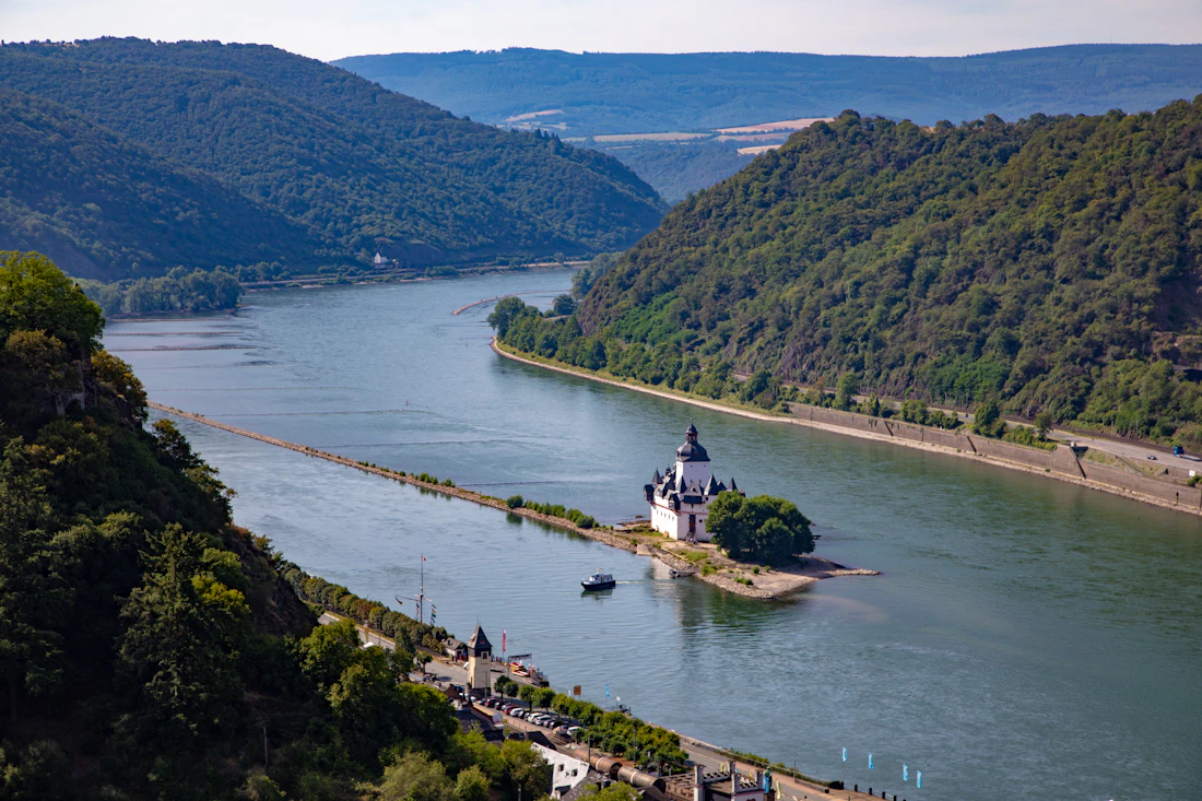 Burg Pfalzgrafenstein auf ihrer Insel im Rhein, umgeben von grünen Hängen
