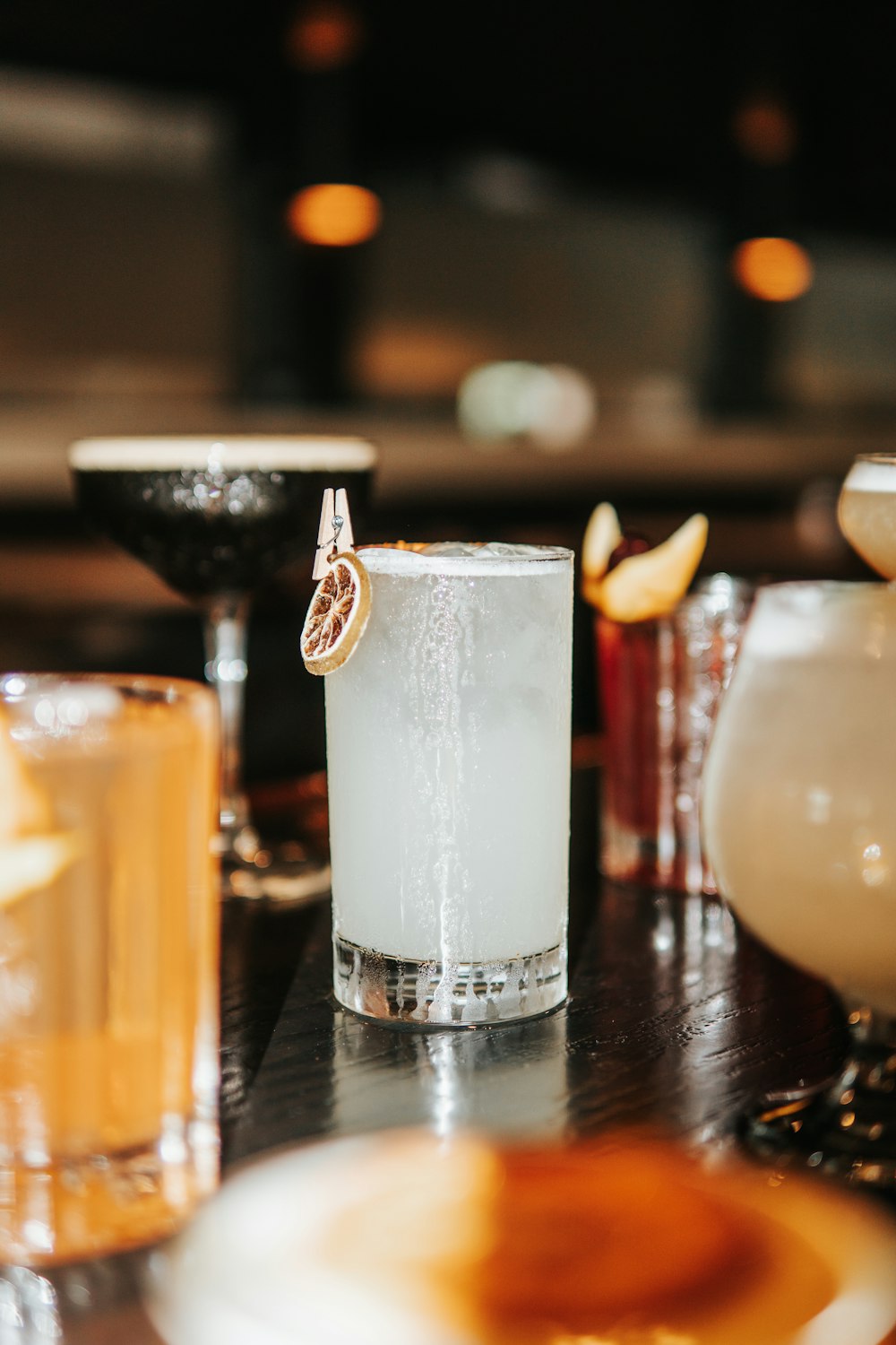 una mesa cubierta con vasos llenos de bebidas