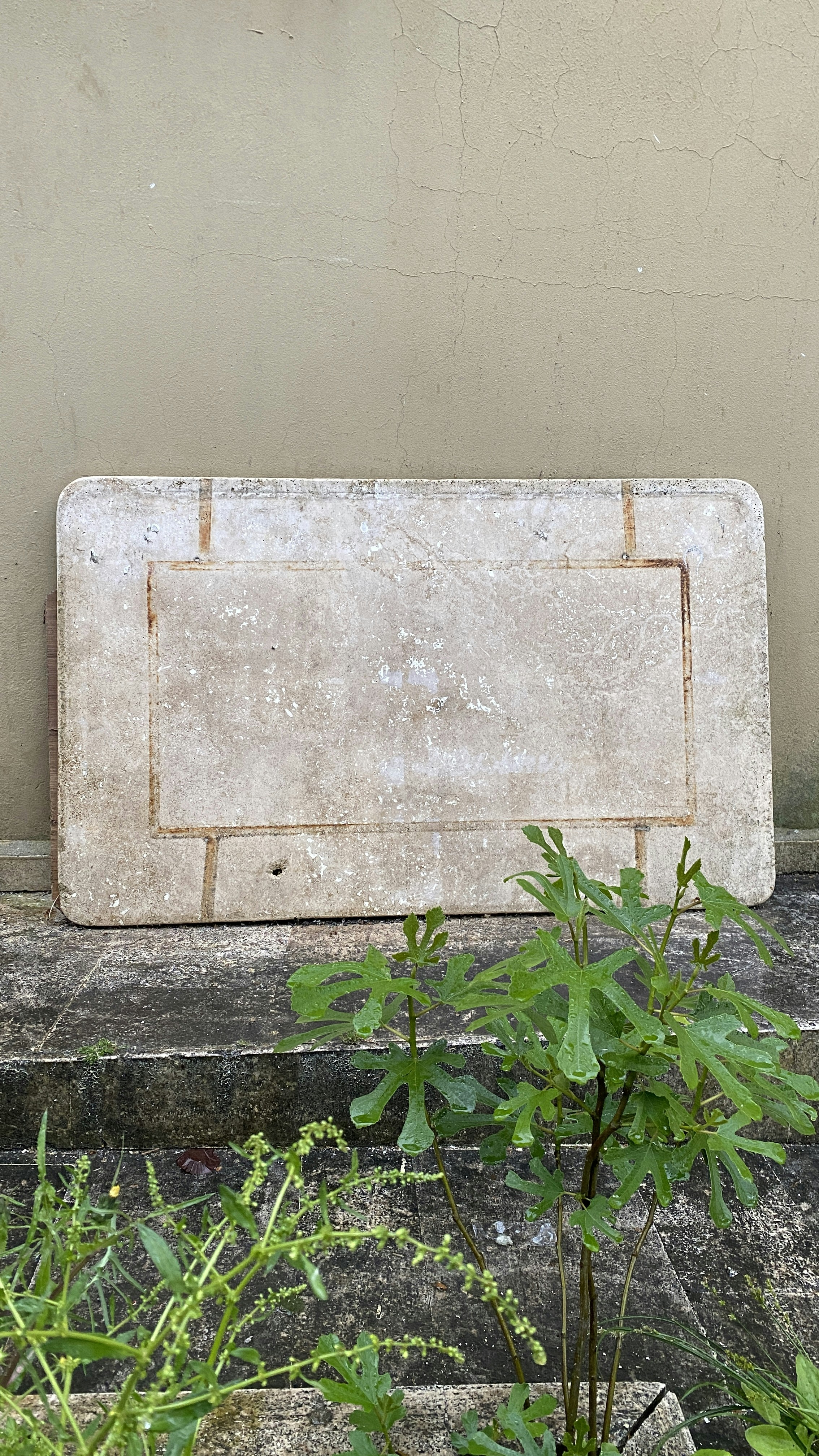 A concrete bench sitting in front of a wall photo – Free Chopping board ...