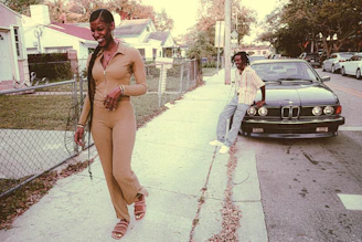 Isis Delboni walking through a São Paulo neighborhood, greeting residents with a smile.