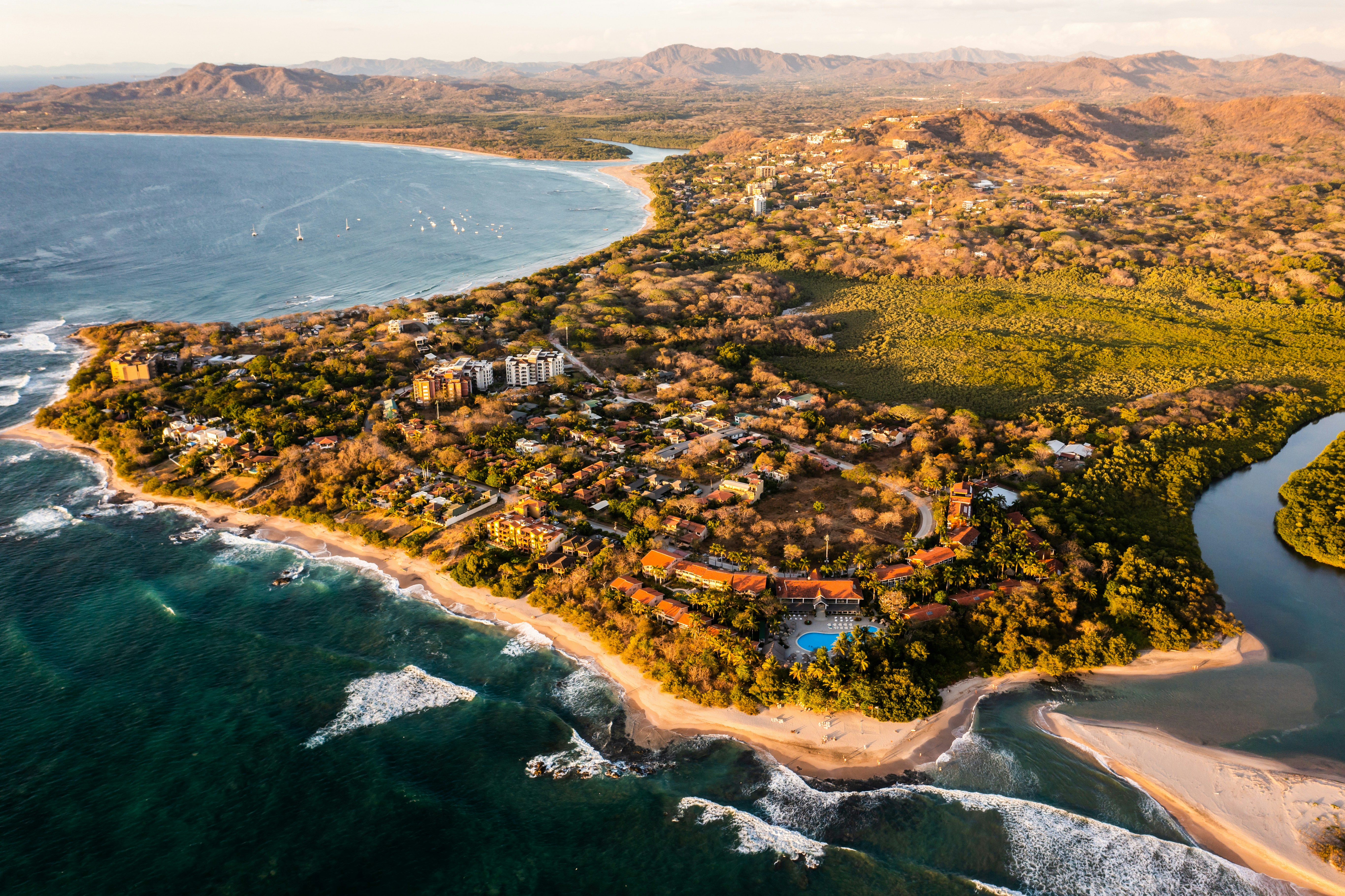 una vista aerea di un'isola tropicale con una spiaggia