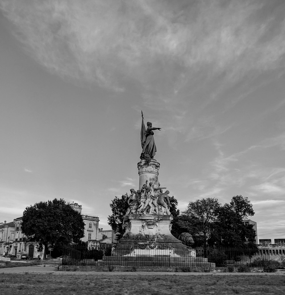 a black and white photo of the statue of liberty