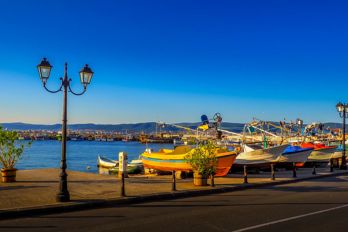 Nessebar - bărci pe faleza orașului vechi
