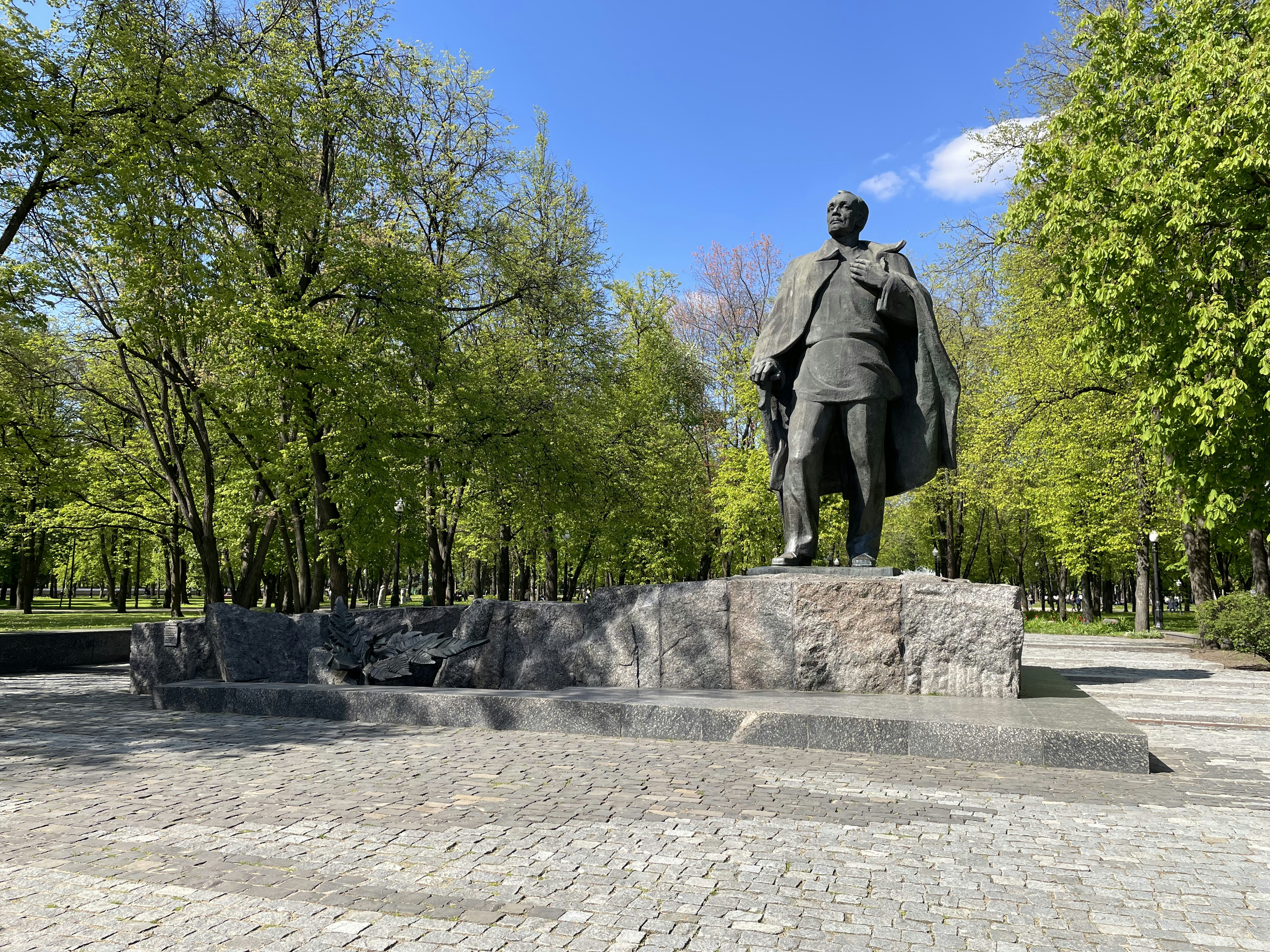 a statue of a man standing in a park