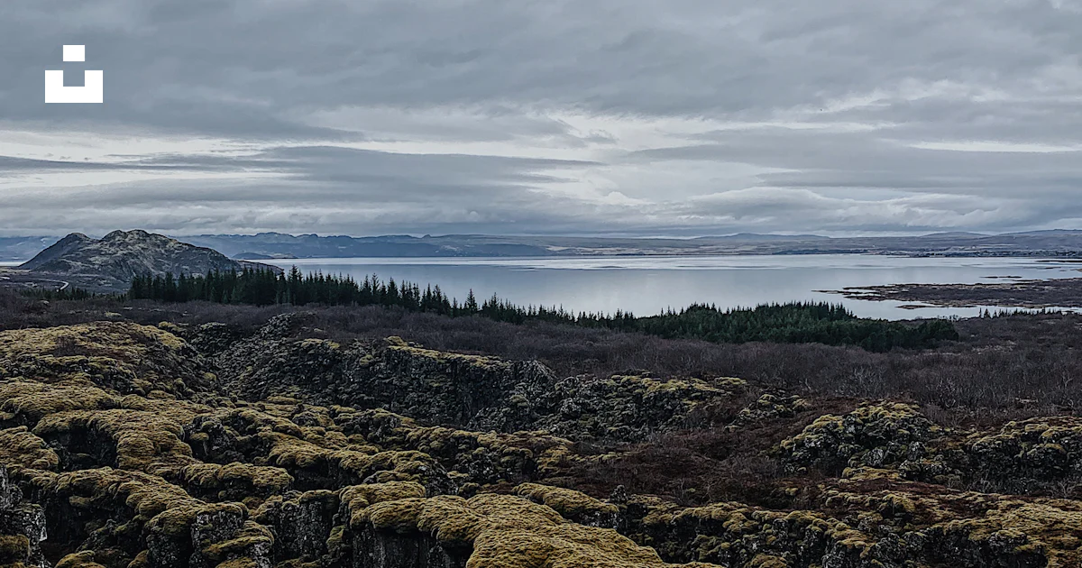 Un paysage rocheux avec un plan d’eau au loin photo – Photo Repère ...