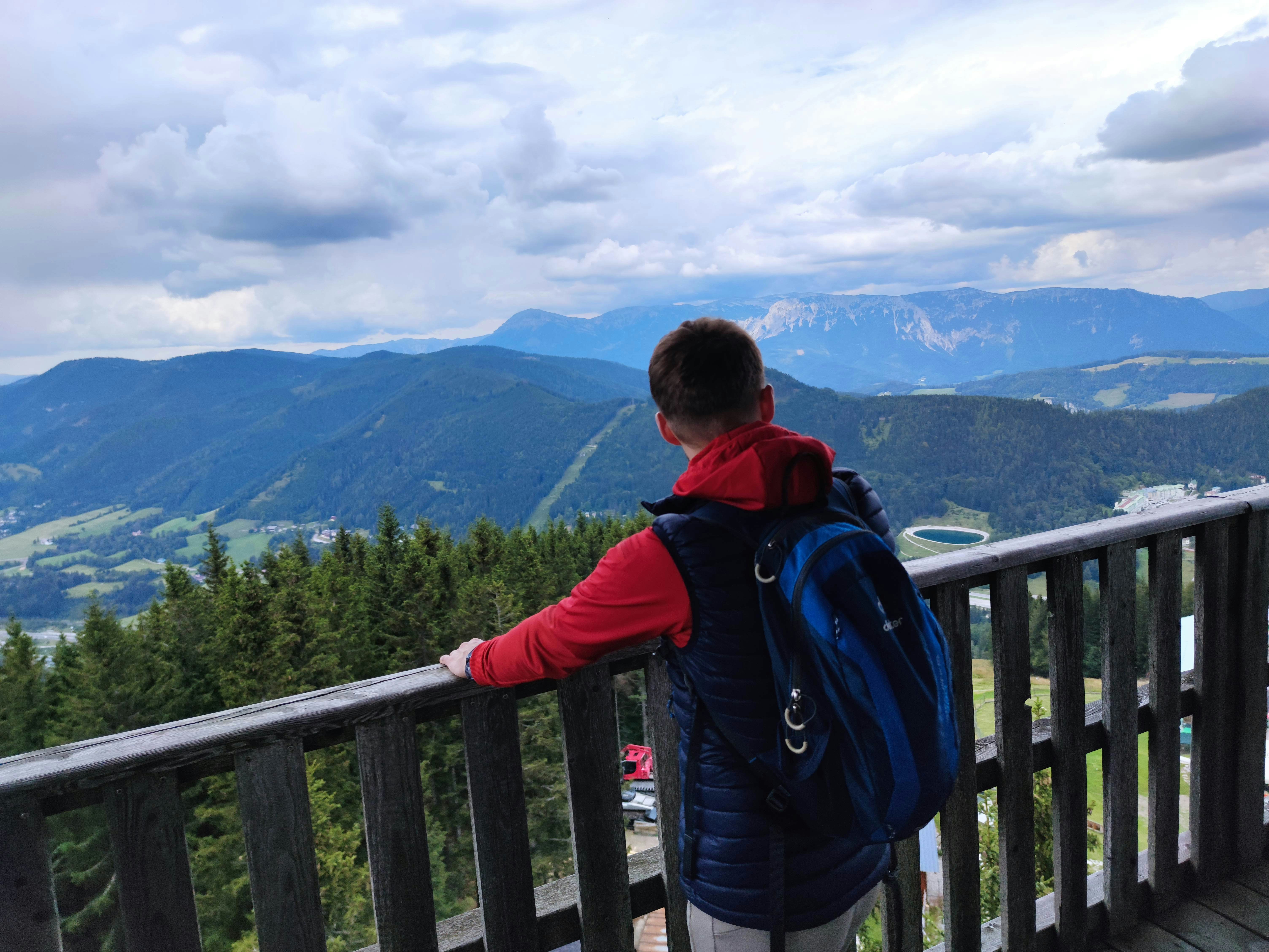eine Person mit einem Rucksack, die auf einem Balkon steht