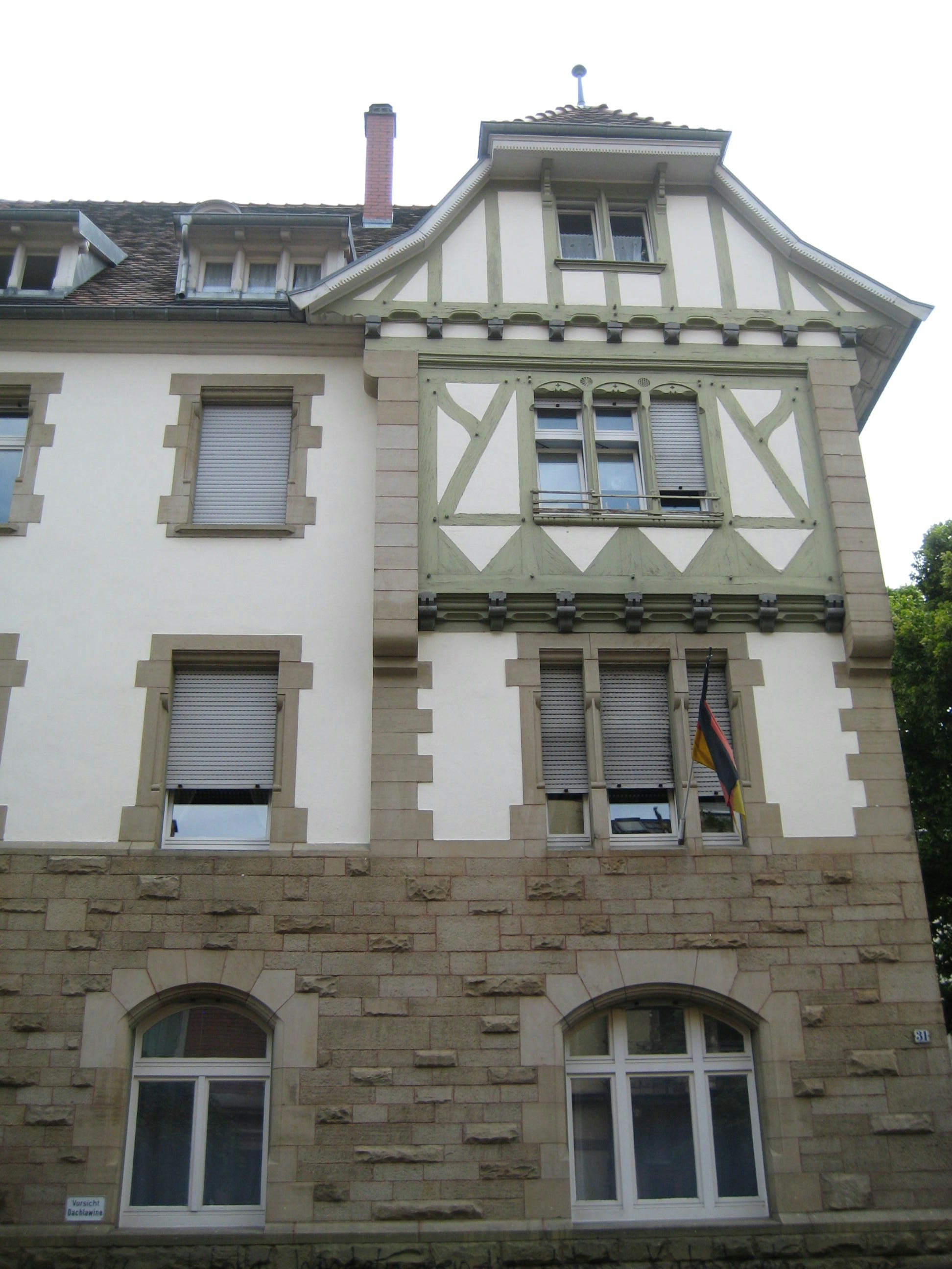 ein Gebäude mit einer Uhr an der Vorderseite