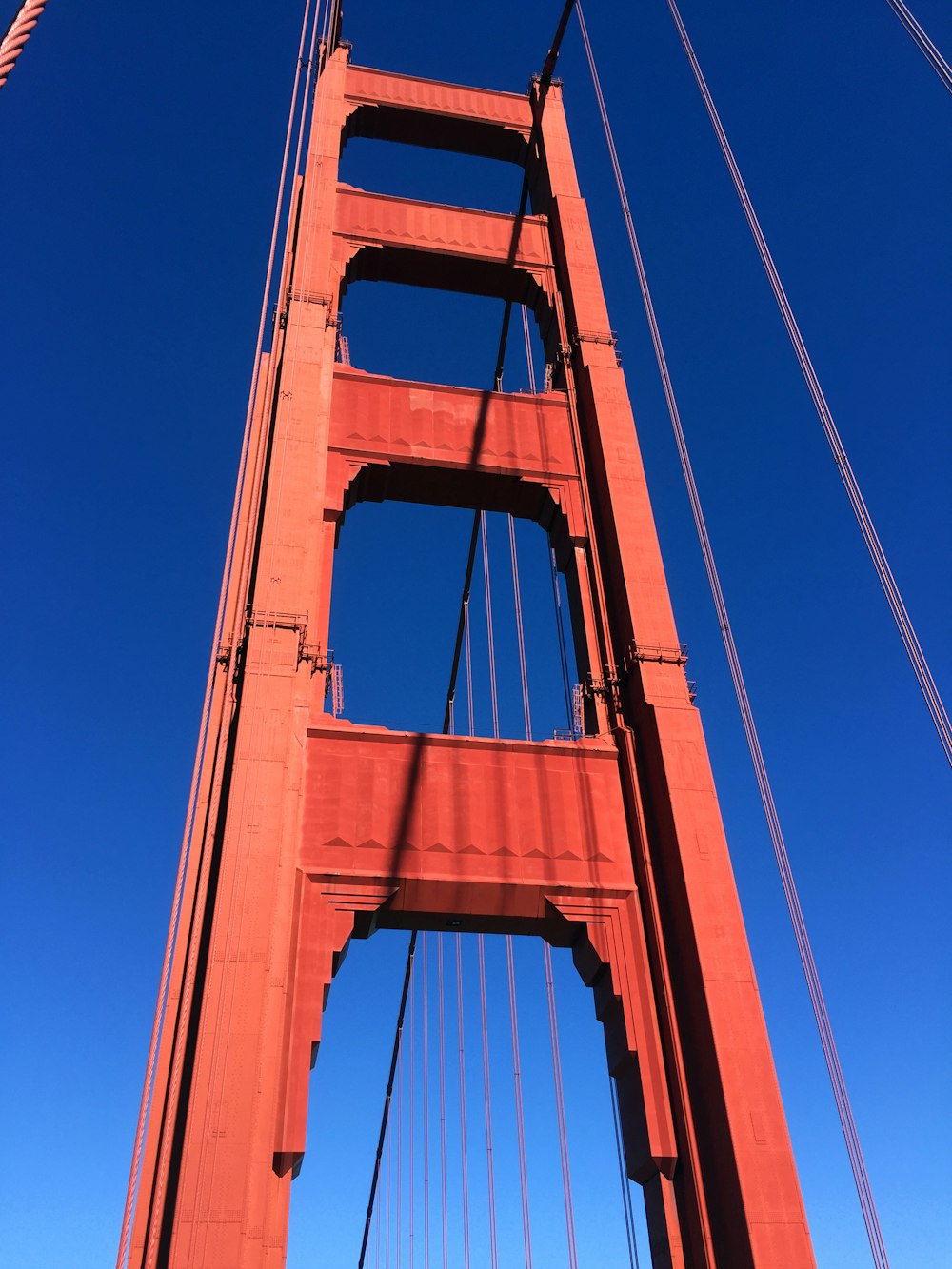 Una vista del puente Golden Gate desde abajo