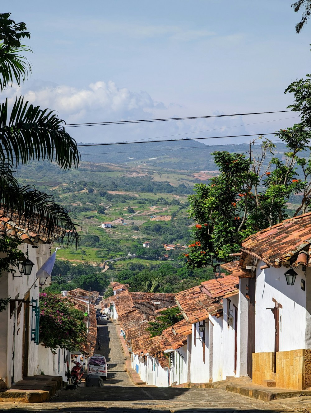 Una vista de un pueblo desde una colina