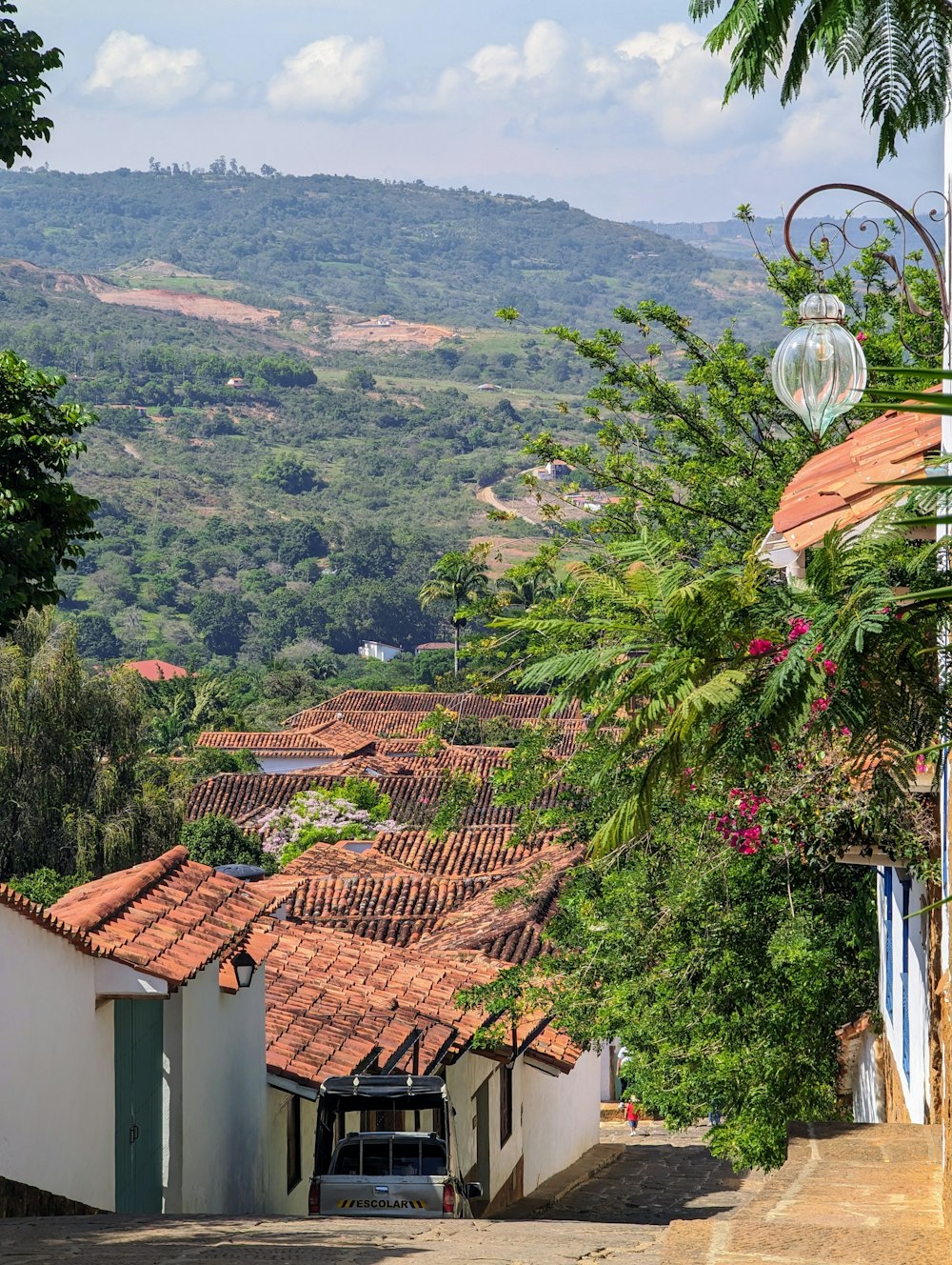 une vue d’un village avec une montagne en arrière-plan