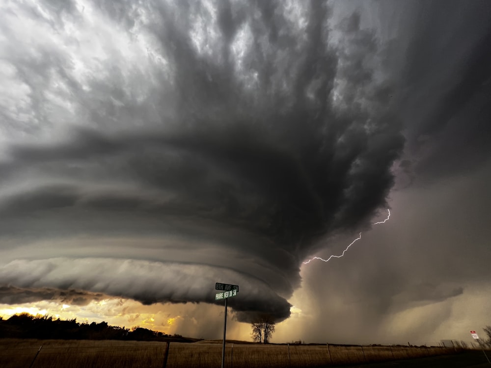 Un gros nuage d’orage plane au-dessus d’une autoroute