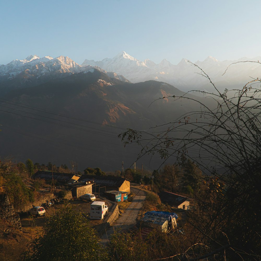 Blick auf eine Bergkette mit einem Dorf im Vordergrund