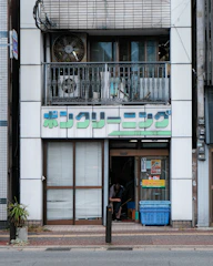 A professional consultation between a foreign tenant and a Japanese property owner.