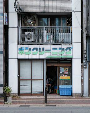 A professional consultation between a foreign tenant and a Japanese property owner.