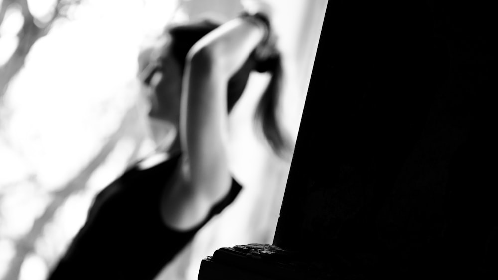 uma foto em preto e branco de uma mulher falando ao celular