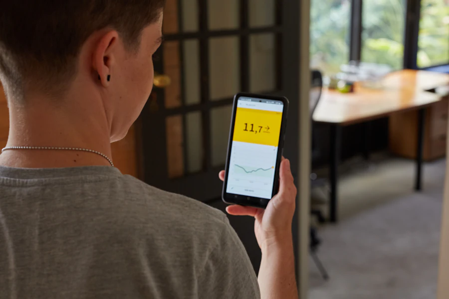Person prüft ihre Blutzucker-Auswertung auf dem Smartphone