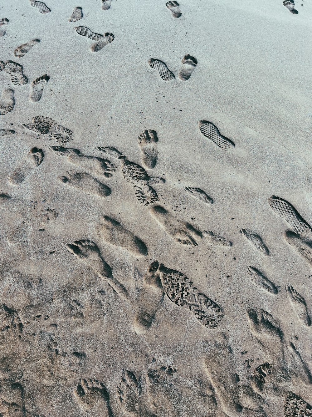 바다 근처 해변의 모래에 발자국