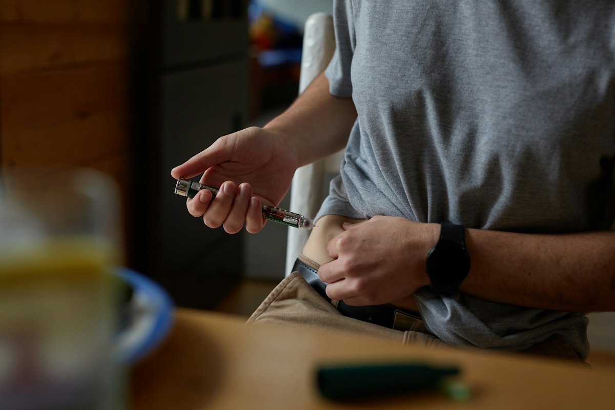 Injektion mit dem Pen in die Bauchdecke