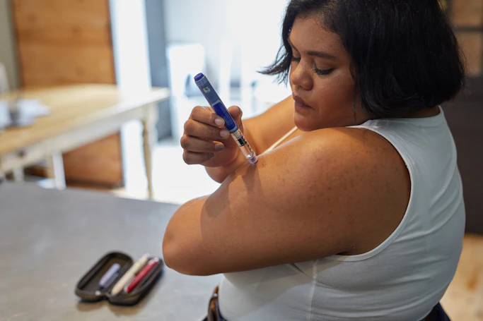 a person with an insulin injection pen