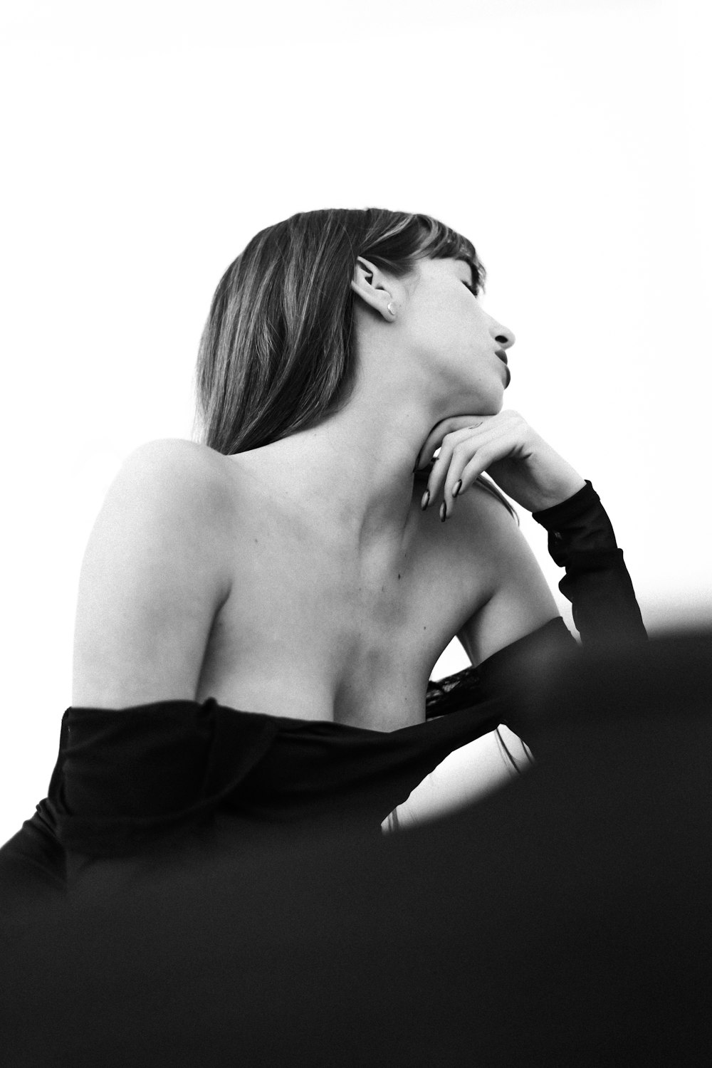 Una foto en blanco y negro de una mujer con un vestido