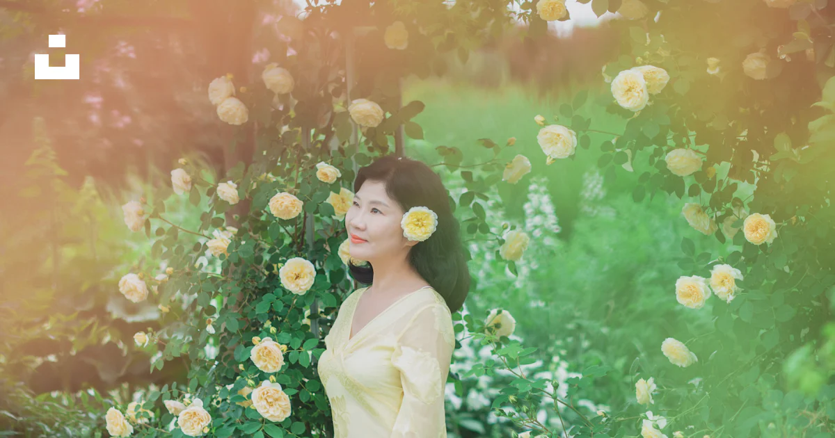 Une femme en robe jaune debout dans un champ photo - Photo Humain Gratuite sur Une femme en robe jaune debout dans un champ photo - Photo Humain Gratuite sur