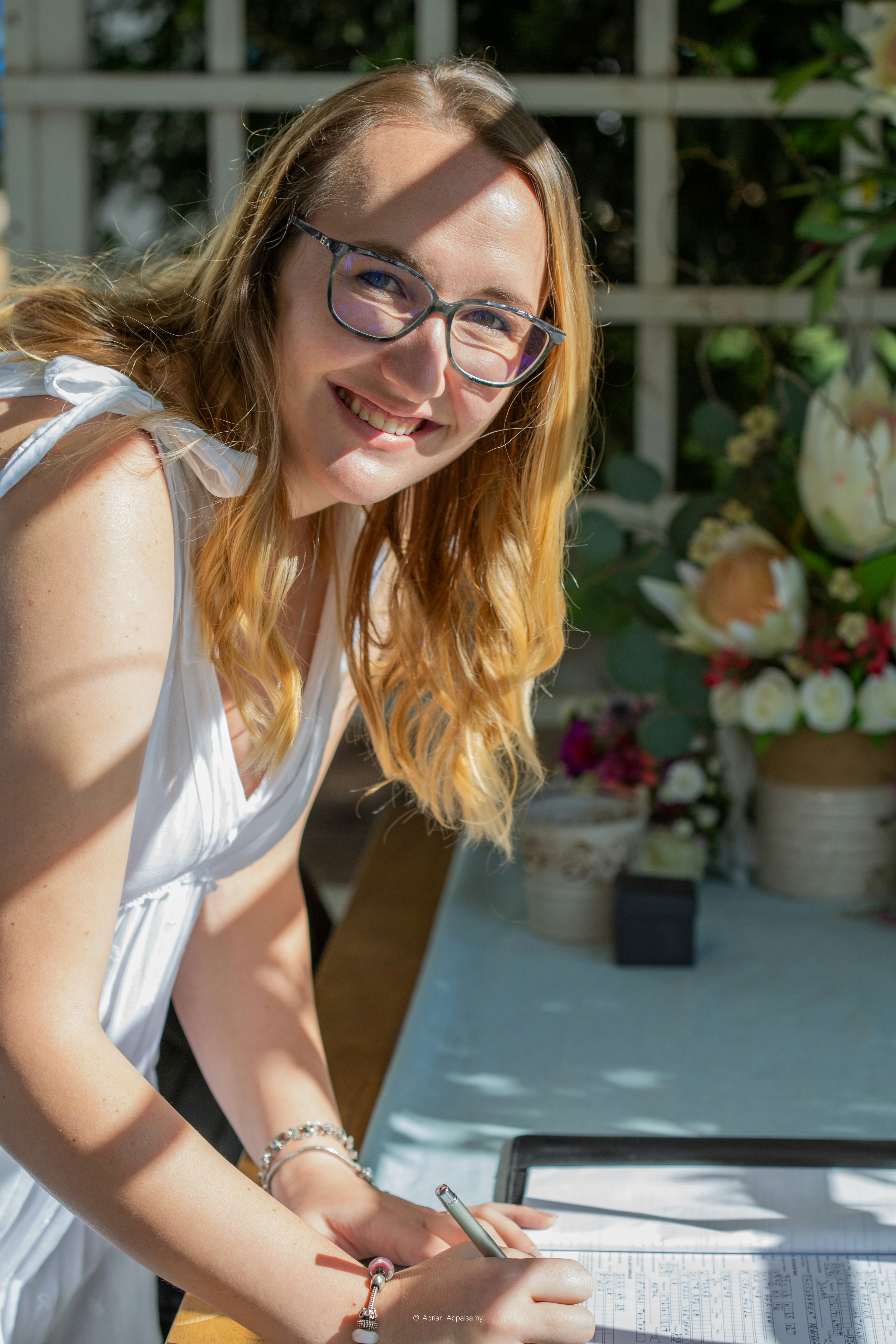 Porträtfoto (portrait of a smiling outdoor wedding ceremony handwritten vows)