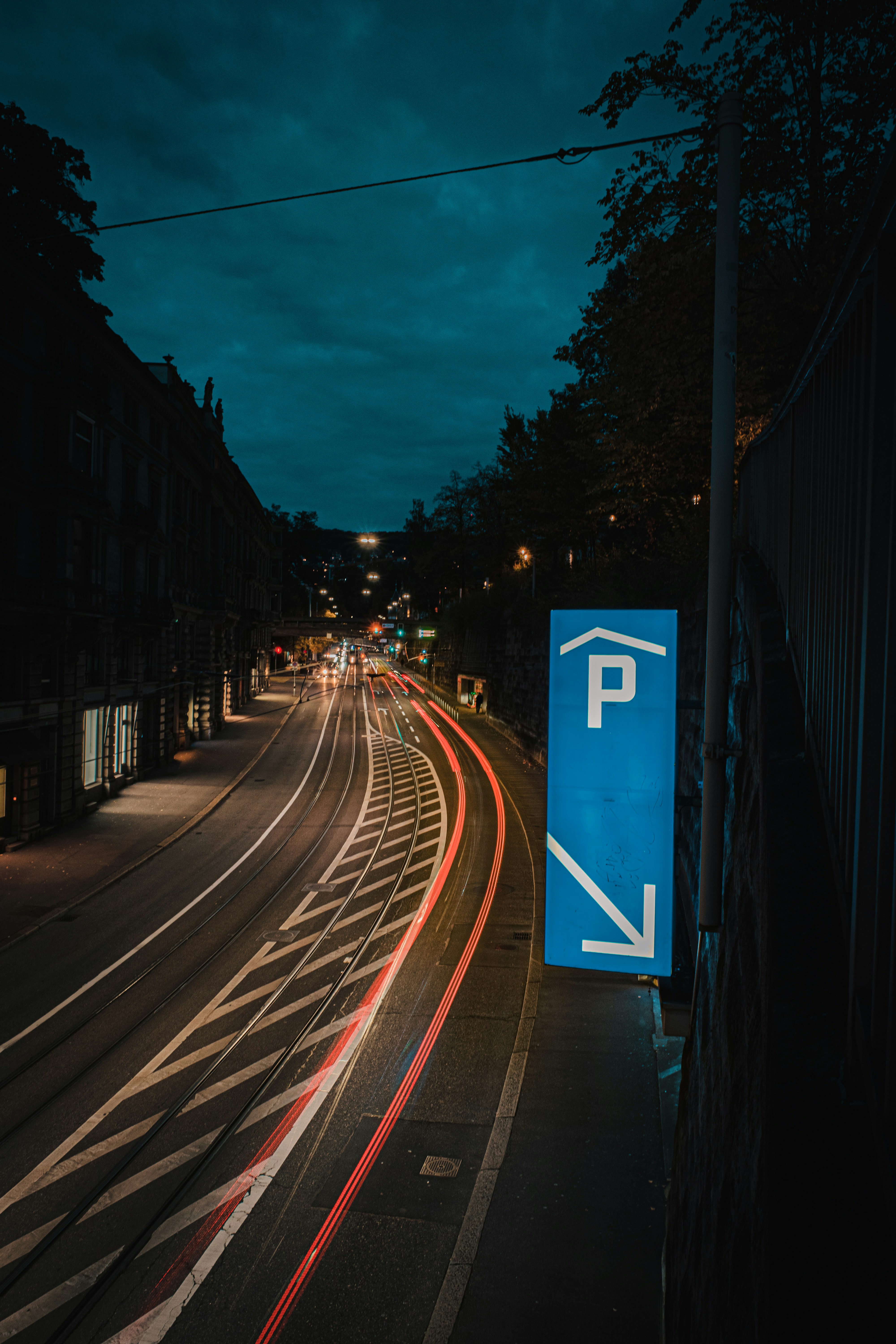 ein blaues Schild am Straßenrand