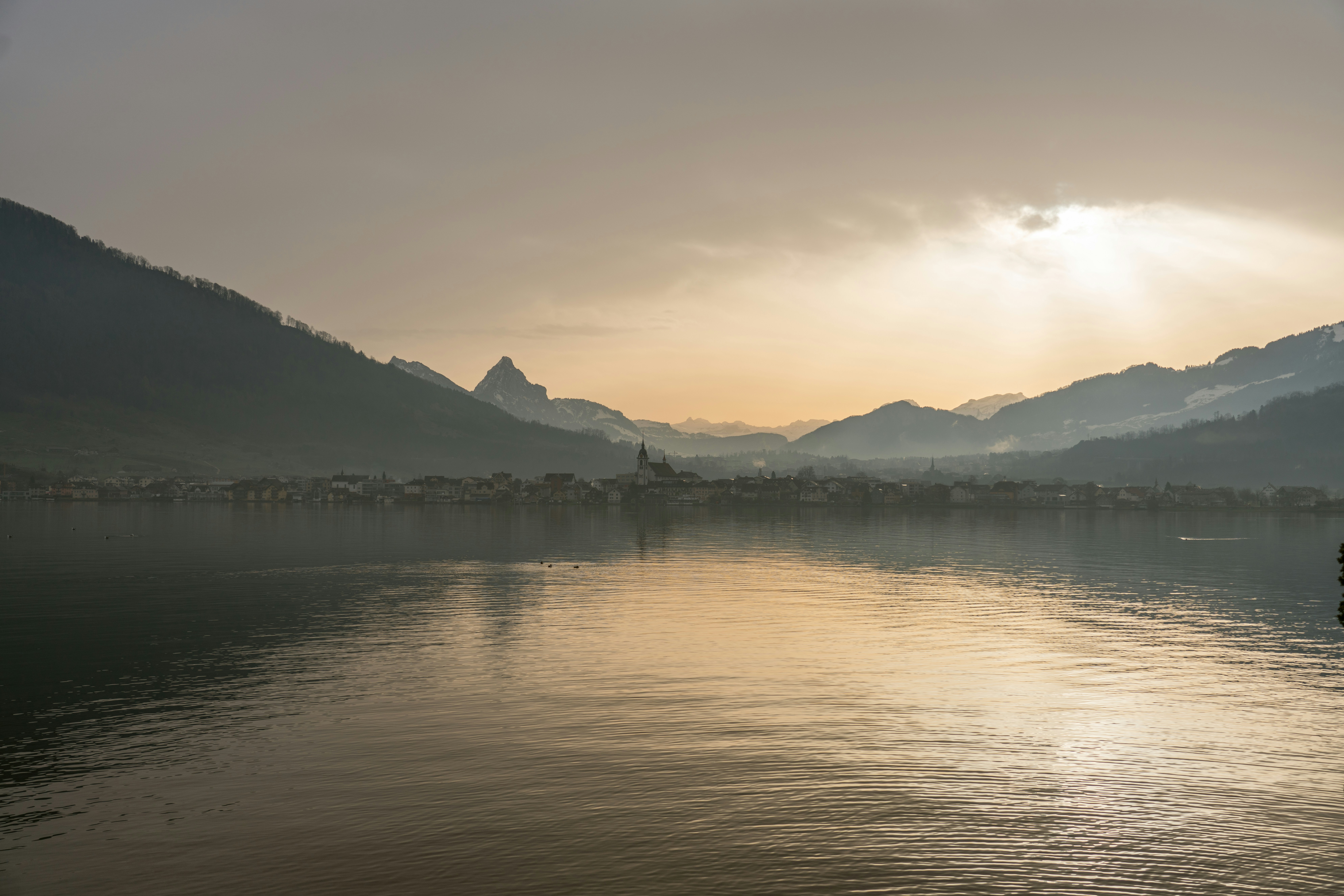 ein Gewässer mit Bergen im Hintergrund