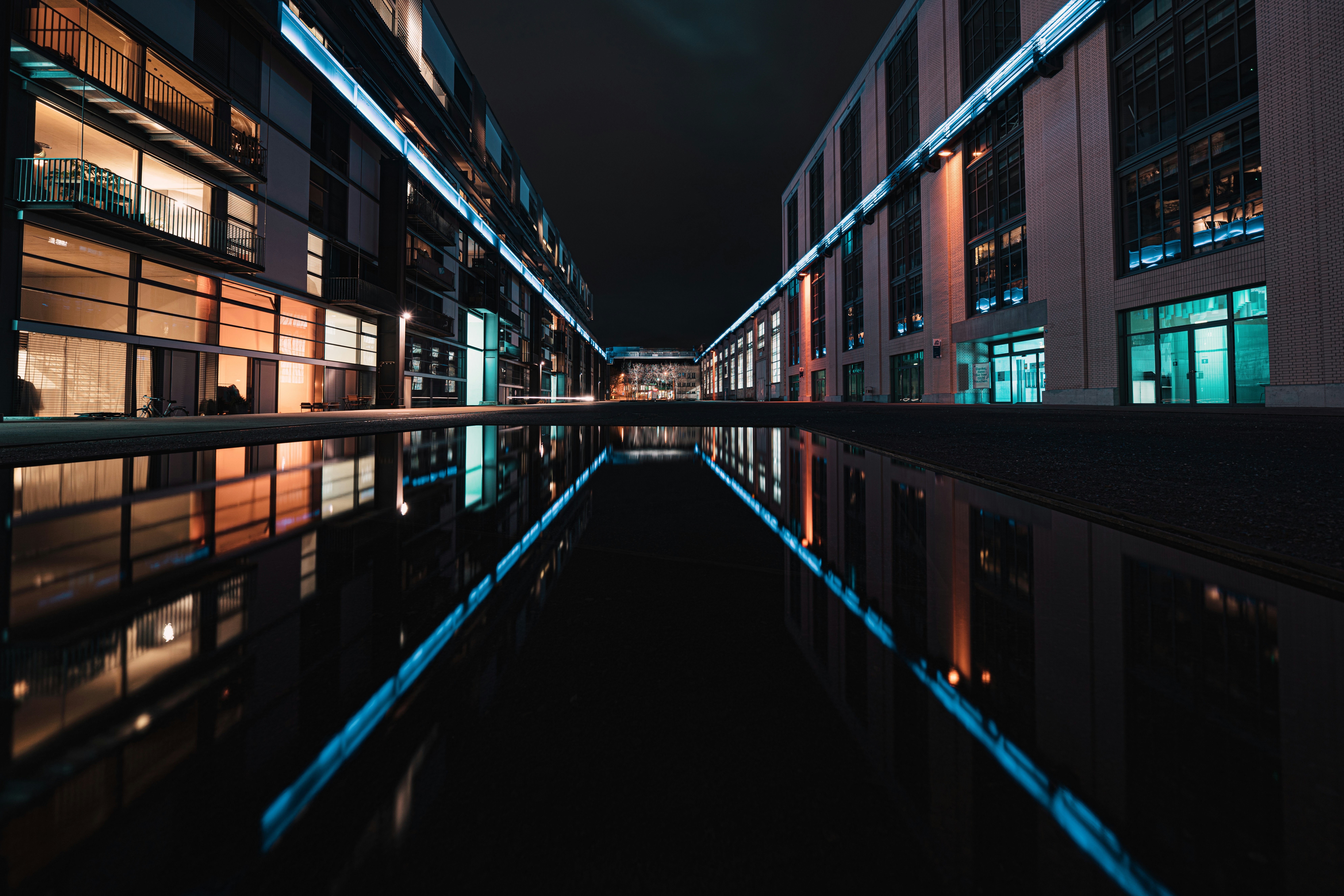 eine Reflexion eines Gebäudes in einem Wasserbecken