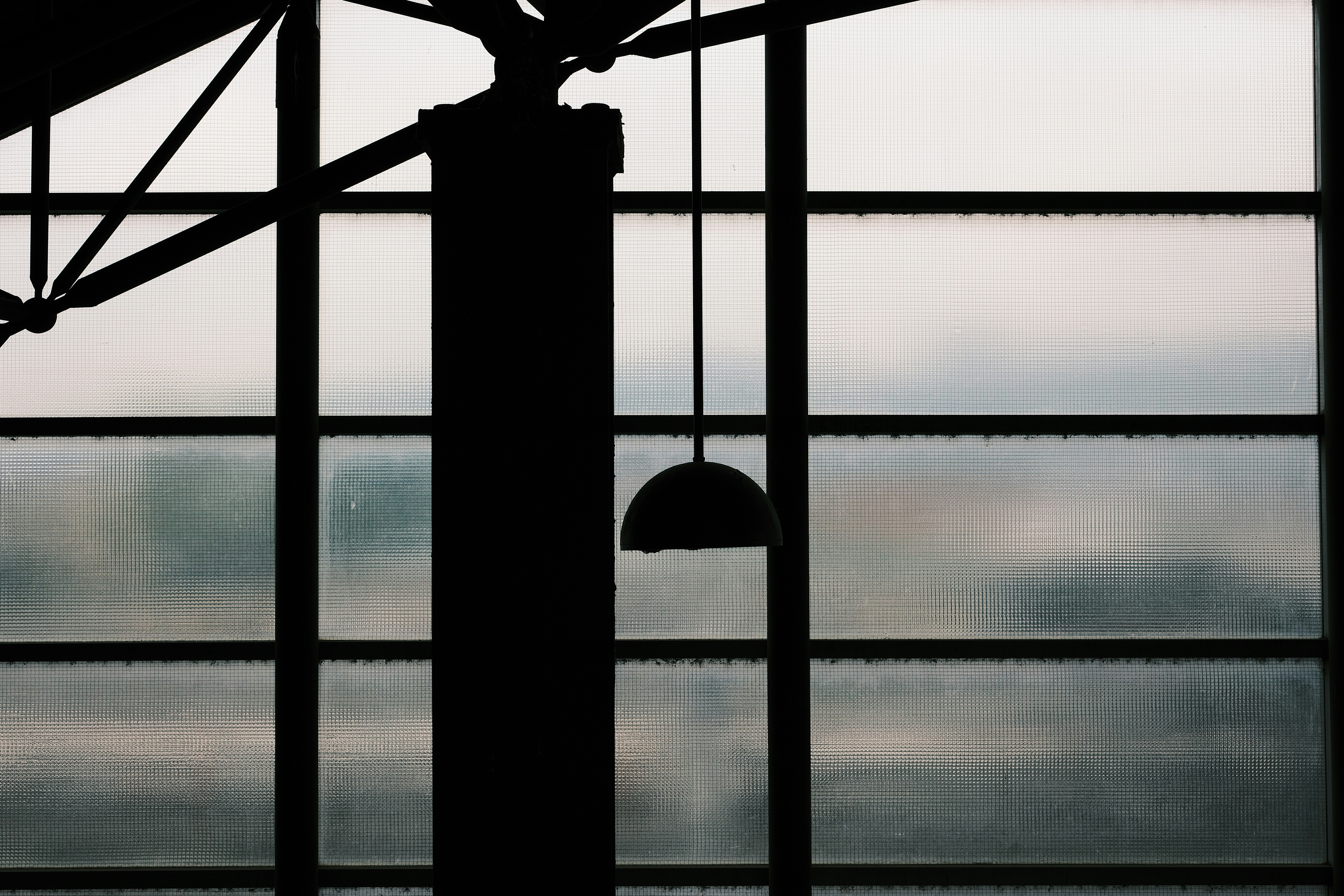 Ein Fenster mit Blick auf einen Flughafen