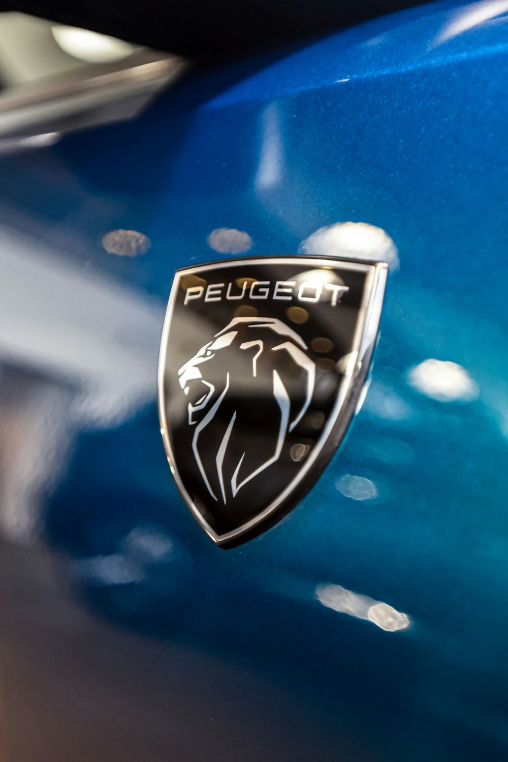 Un primo piano dell'emblema su un'auto blu