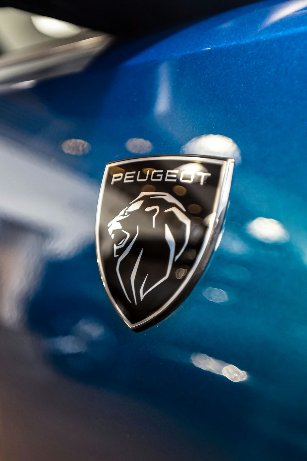 a close up of the emblem on a blue car