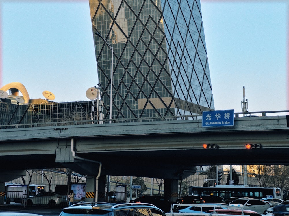 a city street filled with lots of traffic next to tall buildings