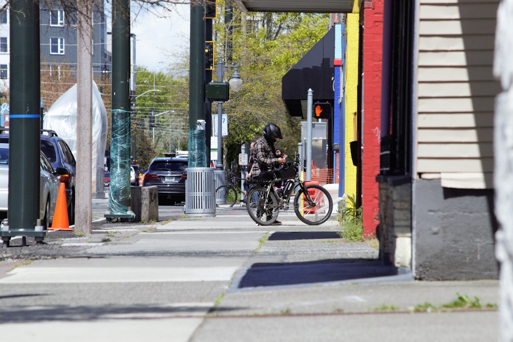 eine Person, die Fahrrad auf einer Stadtstraße fährt