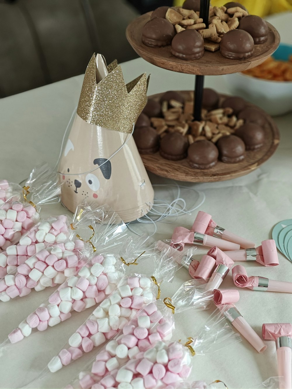 Un tavolo sormontato da un sacco di caramelle rosa e bianche