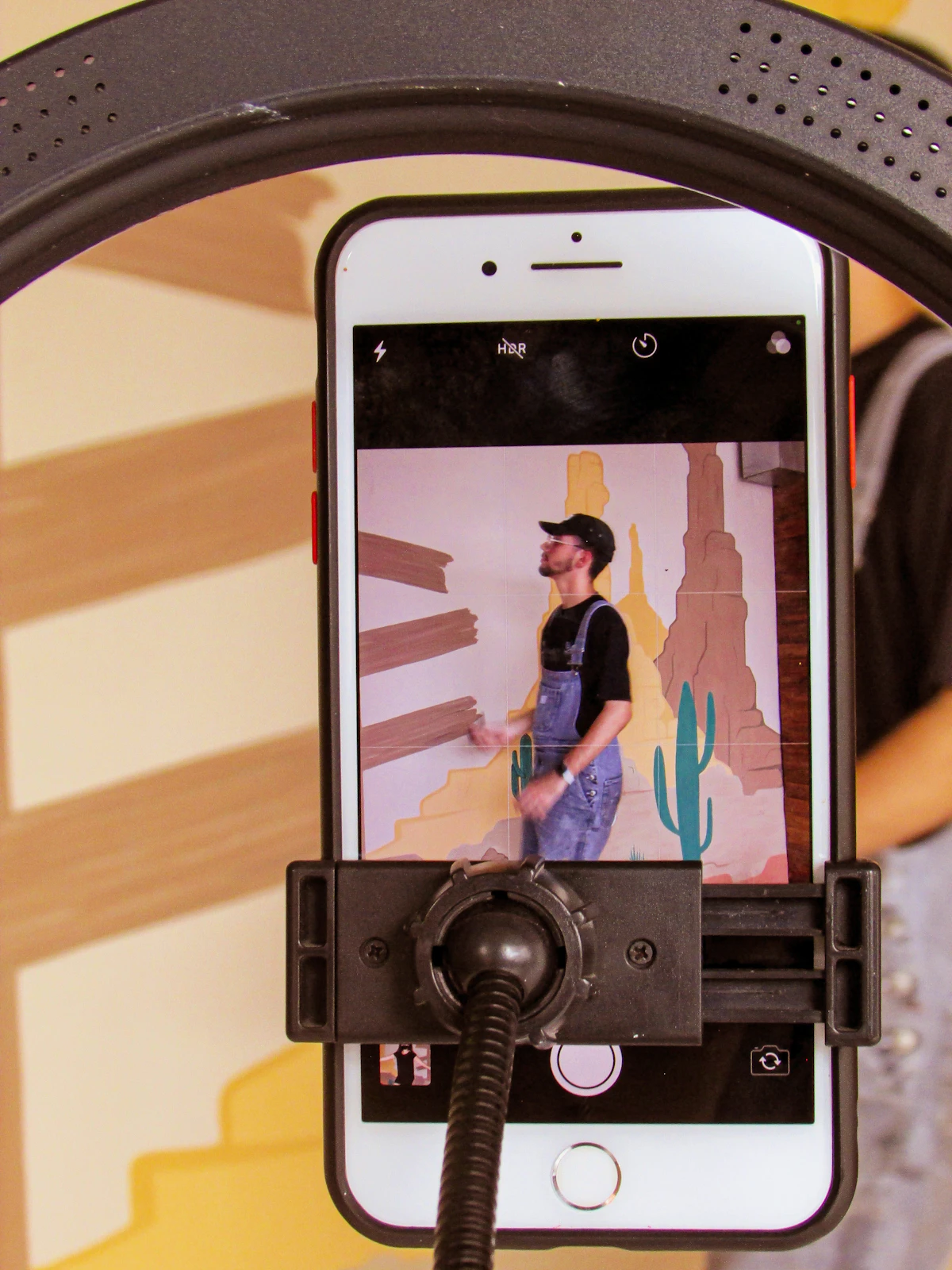 Ponsel terpasang pada tripod untuk merekam konten