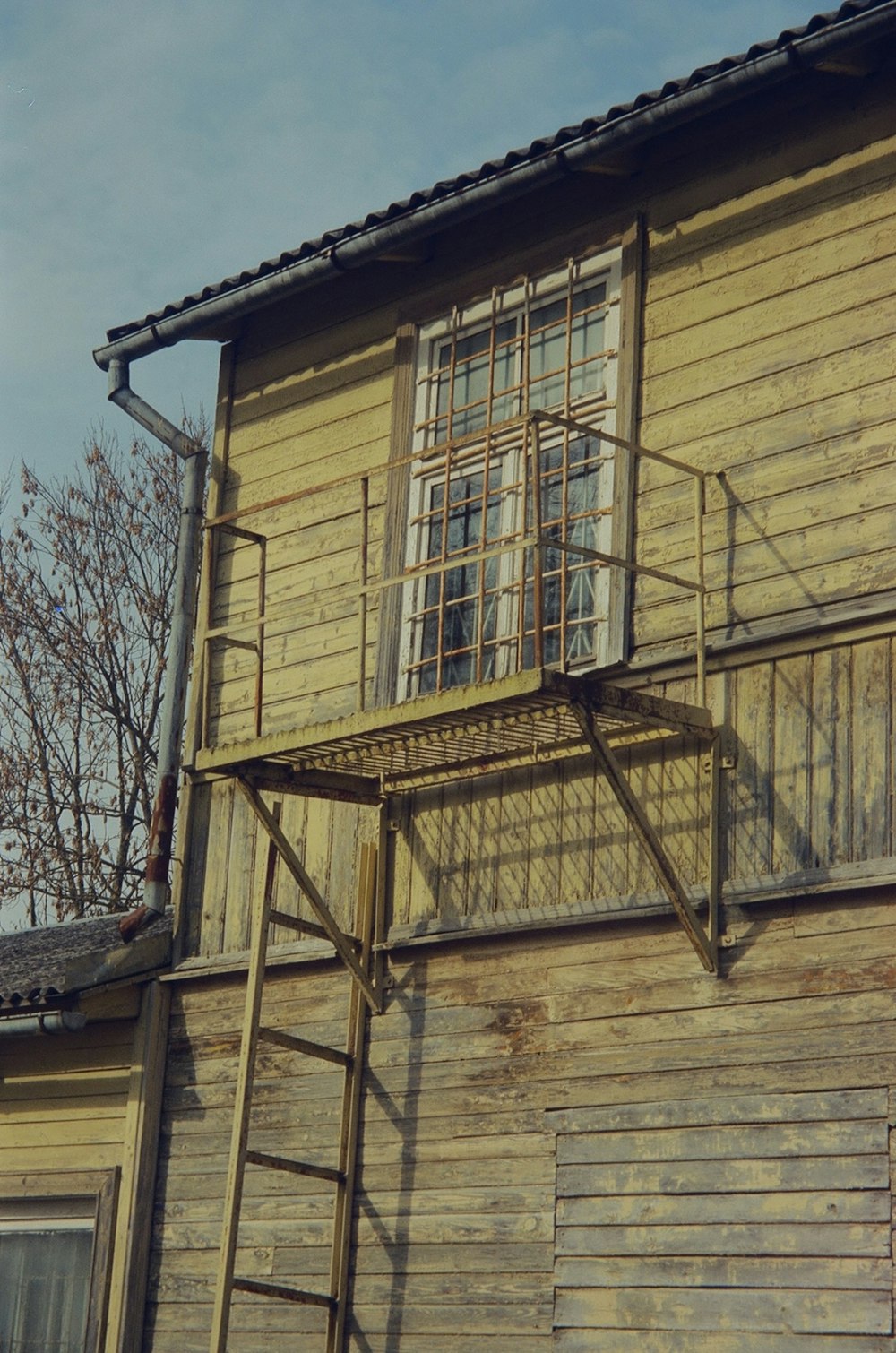 un edificio de madera con una escalera hasta la parte superior