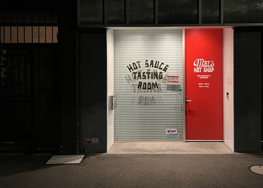 Una puerta roja con un letrero que dice sala de degustación de salsa picante