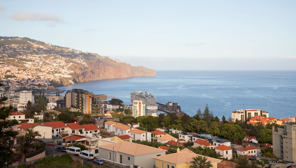 une vue d’une ville à côté d’un plan d’eau