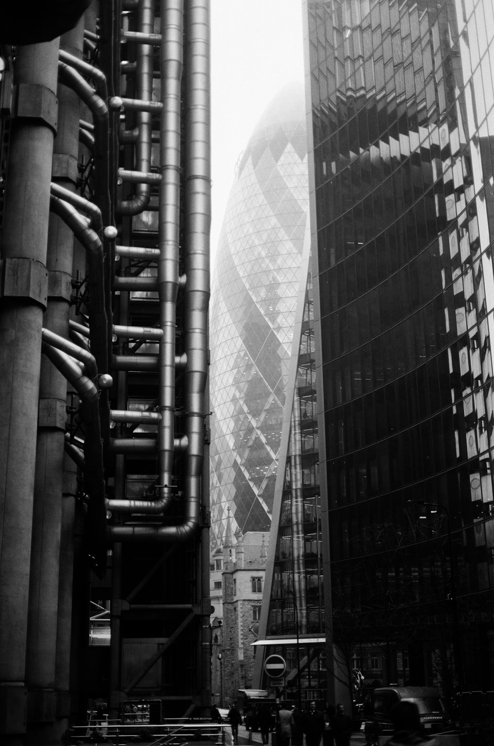 a black and white photo of a city street