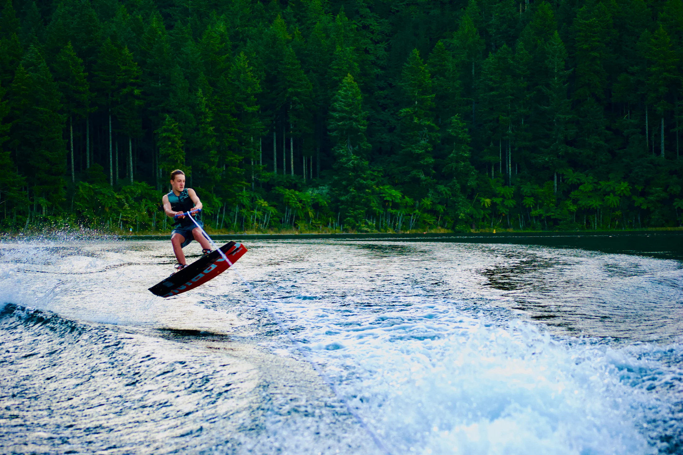 Su üzerinde wakeboard yapan sporcu