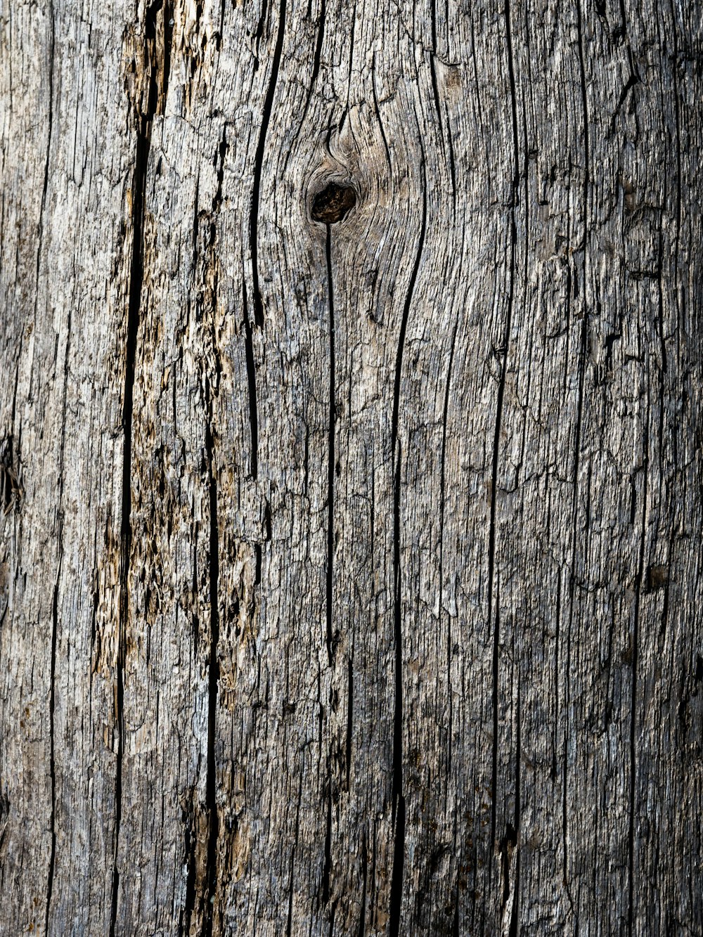 un primo piano di una superficie di legno con nodi